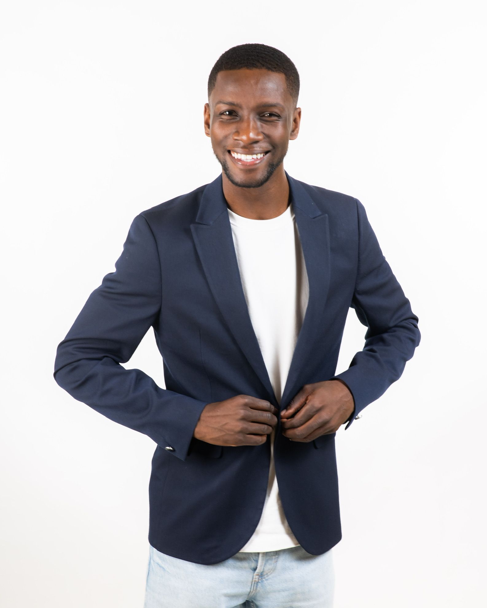 Axel Loupeda, souriant, en blazer marine et t-shirt blanc