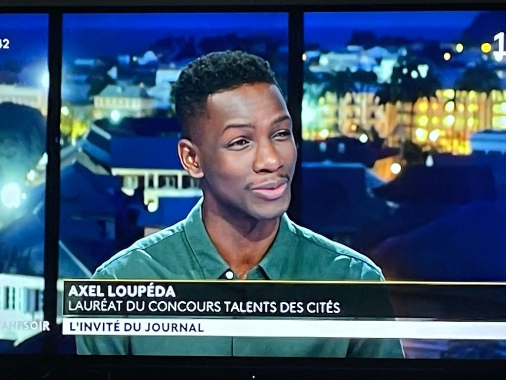 Axel Loupeda en plateau, bandeau : lauréat du concours Talents des Cités, l'invité du journal