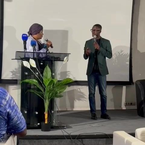 Axel Loupeda, micro en main, prend la parole sur scène au Ministère de la Transition numérique de Côte d'Ivoire